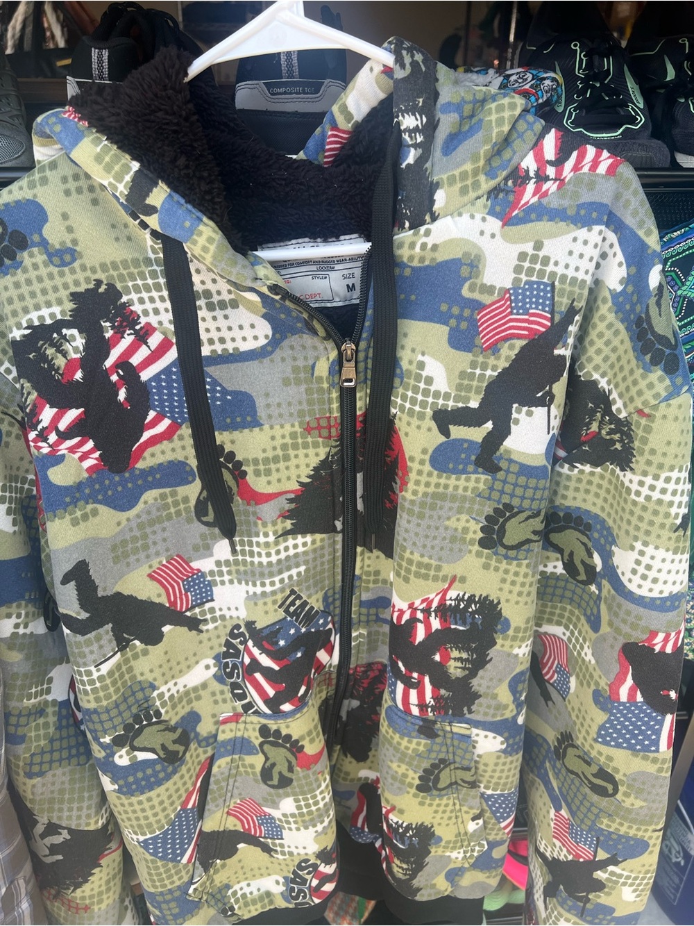 Men’s medium Sasquatch Camo American Flag Zip Hoodie - Green